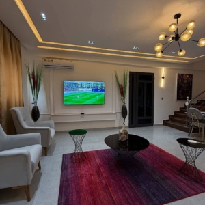 RÉSIDENCE MEUBLÉ À FIDJROSSÈ.